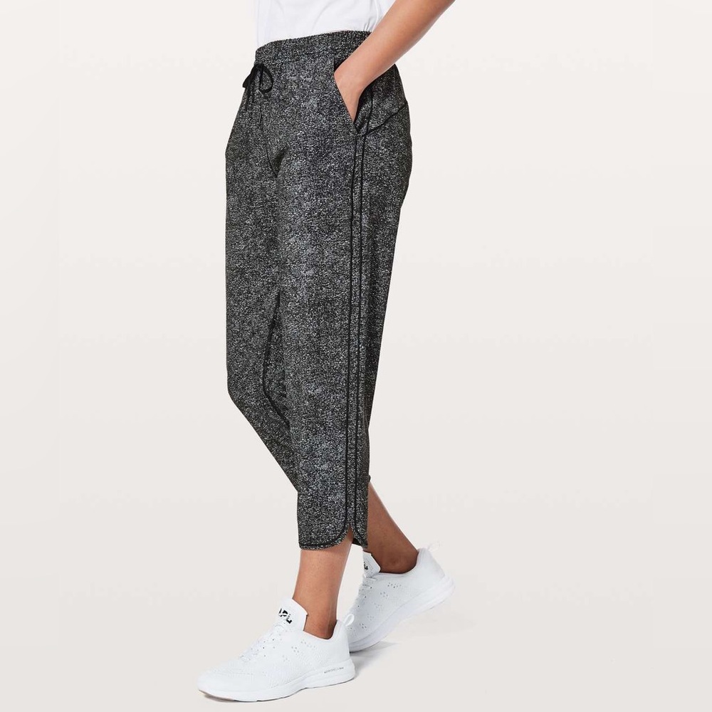 Lululemon Black White Noise Keep It Classic 23" Cropped Pant Joggers Size 4